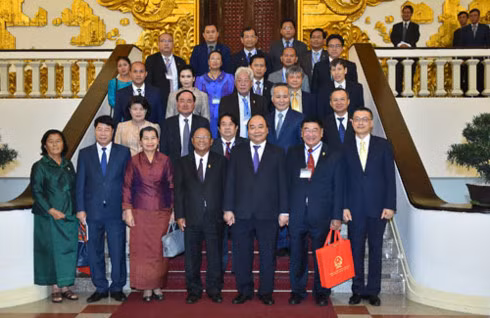 Thủ tướng Nguyễn Xuân Phúc và Chủ tịch Quốc hội Vương quốc Campuchia Samdech Heng Samrin cùng các đại biểu chụp ảnh lưu niệm