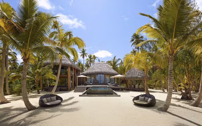 Khu nghỉ dưỡng đảo Brando trên quần đảo Polynesia thuộc sở hữu của diễn viên Marlon Brando. Nơi đây sử dụng 100% nguồn nhiên liệu tái tạo bao gồm điện mặt trời và dầu dừa. Du khách có thể tham gia tour khỏa thân tới đảo Tetiaroa.