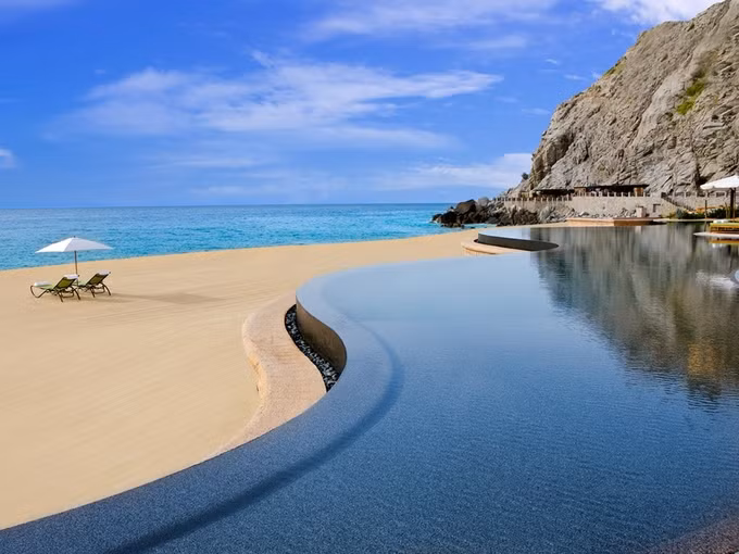 Bể bơi vô cực của khu nghỉ dưỡng Pedregal đảm bảo cho du khách một chỗ lý tưởng để nghỉ ngơi ở Los Cabos, Mexico. Trước mặt bể bơi là bờ cát mịn và biển cả mênh mông, may mắn du khách còn có thể nhìn thấy những con cá voi lưng gù, cá heo... Gọi một ly margarita từ quầy bar và chọn chỗ yêu thích trong bể bơi là bạn có thể tận hưởng mùa hè đầy nắng.