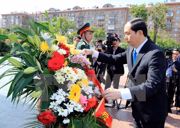 Chủ tịch nước Trần Đại Quang cùng Đoàn đại biểu cấp cao Việt Nam đặt hoa tại Tượng đài Chủ tịch Hồ Chí Minh.
