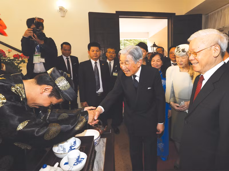  Tổng Bí thư Nguyễn Phú Trọng, Nhà vua và Hoàng hậu Nhật Bản cùng quan khách trong buổi tiệc trà do nghệ nhân trà Hoàng Anh Sướng trình diễn.