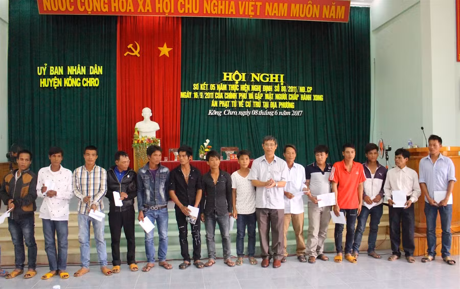 Việc gặp gỡ, tặng quà động viên là một trong những giải pháp nhằm giúp những người chấp hành xong án phạt tù tự tin tái hòa nhập cộng đồng. Ảnh: Hồng Thi