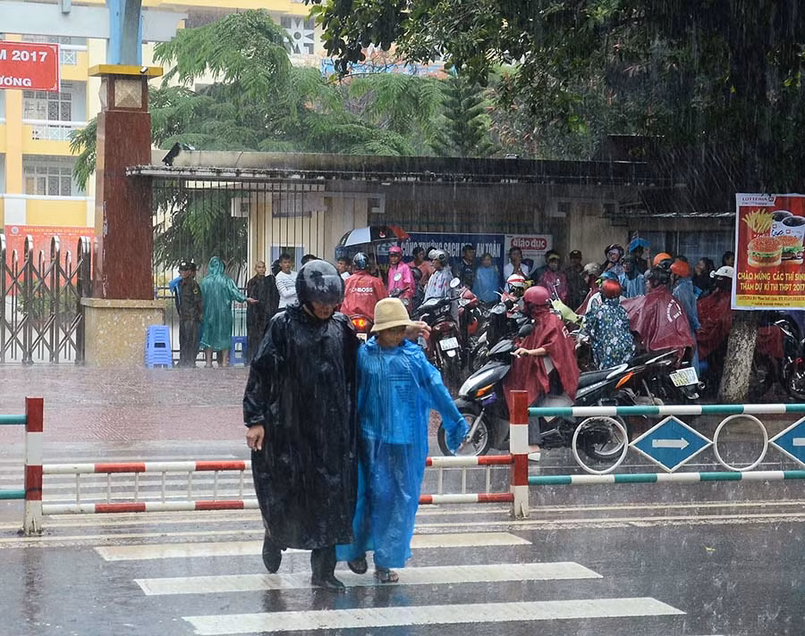 Bất chấp trời mưa, các bậc phụ huynh luôn sát cánh cùng các thí sinh. Ảnh: Phương Vi Bất chấp trời mưa, các bậc phụ huynh luôn sát cánh cùng các thí sinh. Ảnh: Phương Vi