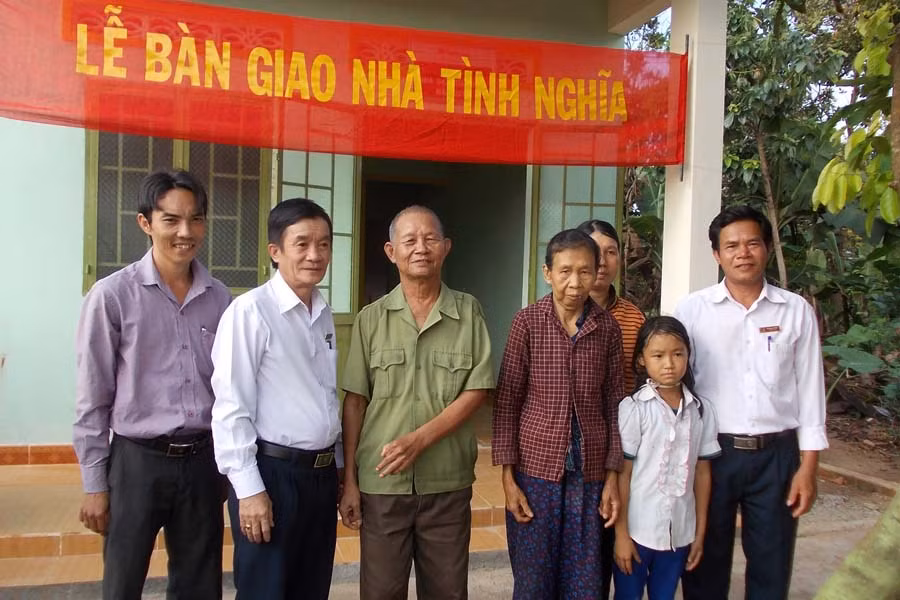 Chi nhánh Ngân hàng Nông nghiệp và PTNT huyện Ia Grai trao tặng Nhà tình nghĩa cho gia đình chính sách tại xã Ia Tô. Ảnh: Thanh Nhật Chi nhánh Ngân hàng Nông nghiệp và PTNT huyện Ia Grai trao tặng nhà tình nghĩa cho gia đình chính sách tại xã Ia Tô. Ảnh: T.N