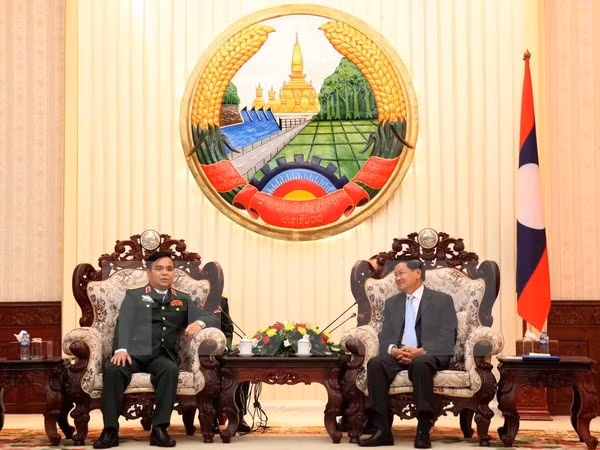 Thủ tướng Lào Thongloun Sisoulith tiếp Thứ trưởng Bộ Quốc phòng Lê Chiêm Trưởng Ban công tác đặc biệt Chính phủ Việt Nam. (Ảnh: Phạm Kiên/TTXVN)