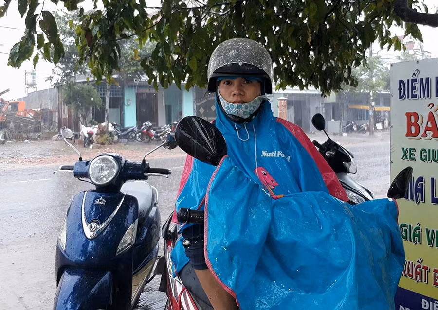 Phụ huynh kiên nhẫn đội mưa chờ con hoàn thành bài thi sáng nay tại điểm thi Trường THPT Hoàng Hoa Thám (TP. Pleiku). Ảnh: Trần Dung Phụ huynh kiên nhẫn đội mưa chờ con hoàn thành bài thi sáng nay tại điểm thi Trường THPT Hoàng Hoa Thám (TP. Pleiku). Ảnh: Trần Dung