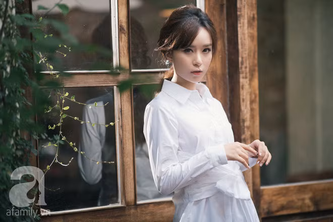 Ngay cả đến một thiết kế váy trắng trơn đơn giản cũng có những cách điệu ngọt ngào để bạn làm mới dáng váy sơmi suông quen thuộc.