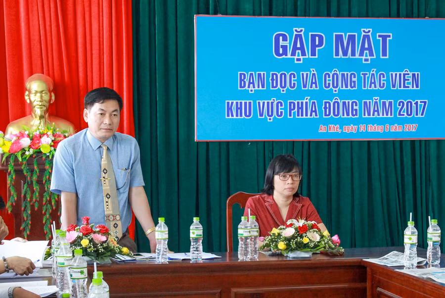 Ông Huỳnh Kiên-Tổng Biên tập Báo Gia Lai thông tin khái quát về tờ báo đến bạn đọc, cộng tác viên. Ảnh: Hồng Thi