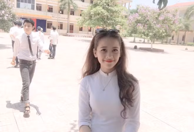 Lâm Oanh xinh đẹp trong tà áo dài ngày bế giảng.