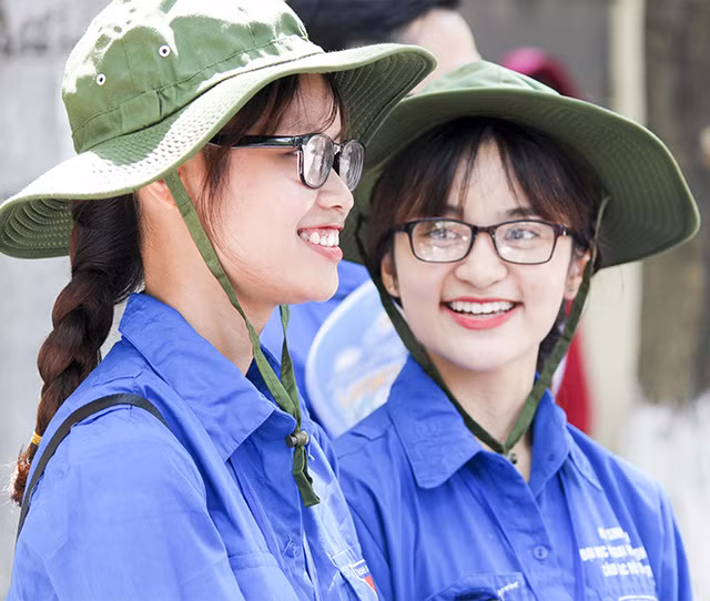 Nụ cười đáng yêu của các bạn tình nguyện viên tiếp sức mùa thi. Nụ cười đáng yêu của các bạn tình nguyện viên tiếp sức mùa thi.