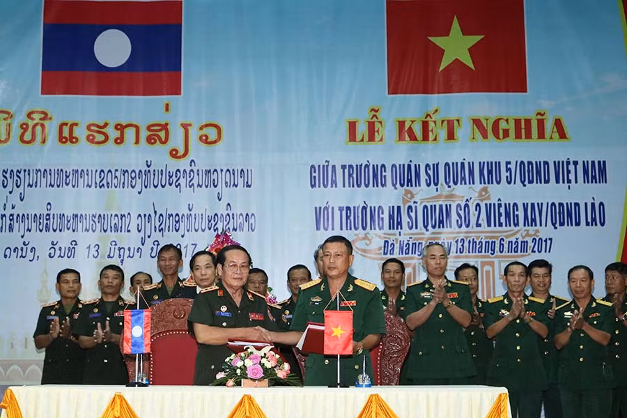 Lãnh đạo hai nhà trường ký kết biên bản ghi nhớ. Ảnh: Việt Hùng Lãnh đạo hai nhà trường ký kết biên bản ghi nhớ. Ảnh: Việt Hùng