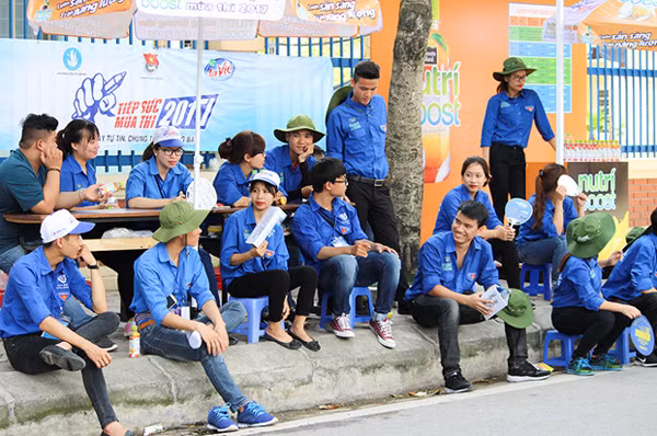 Dù thời tiết khá oi bức nhưng các bạn tình nguyện viên vẫn túc trực tại các điểm thi để sẵn sàng giúp đỡ phụ huynh và học sinh. Dù thời tiết khá oi bức nhưng các bạn tình nguyện viên vẫn túc trực tại các điểm thi để sẵn sàng giúp đỡ phụ huynh và học sinh.