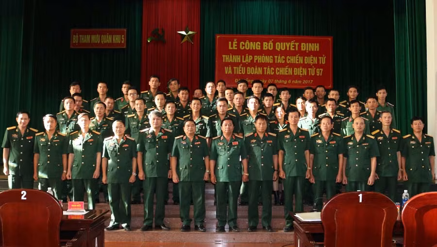  Các đại biểu chụp ảnh lưu niệm với các cán bộ, chiến sĩ lực lượng TCĐT Quân khu 5. Ảnh: Thuận An