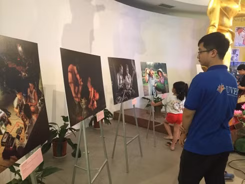 Nhiều khán giả đến với triển lãm.