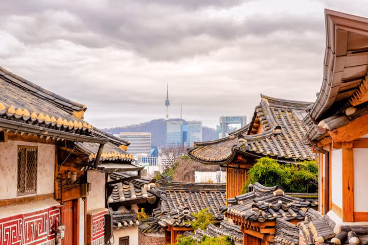 Seoul, Hàn Quốc. Hầu như một nửa dân Hàn Quốc sống ở Vùng thủ đô Seoul khiến nó trở thành trung tâm kinh tế, văn hóa, chính trị của quốc gia này. Seoul, Hàn Quốc. Hầu như một nửa dân Hàn Quốc sống ở Vùng thủ đô Seoul khiến nó trở thành trung tâm kinh tế, văn hóa, chính trị của quốc gia này.