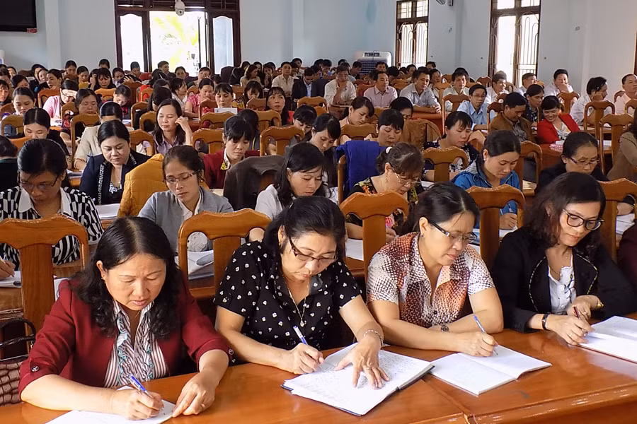 Cán bộ, viên chức Giáo dục huyện Đak Đoa tham gia bồi dưỡng chính trị. Ảnh: T.N