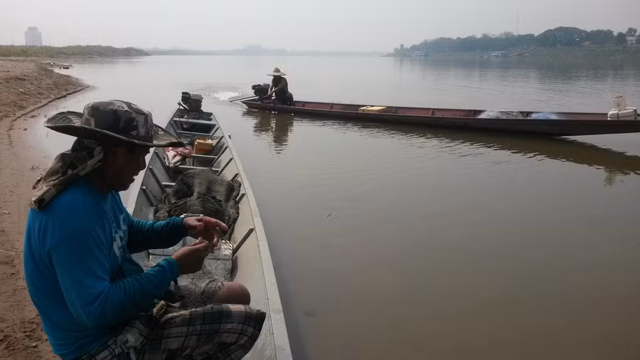 Những thợ lưới cá truyền thống trên sông Mekong, Lào.