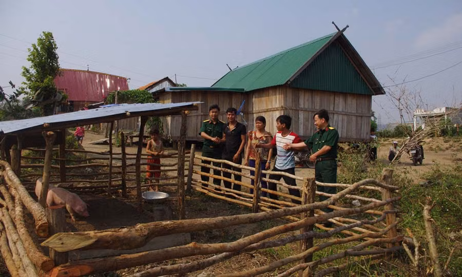 Hướng dẫn bà con kỹ thuật chăn nuôi. Ảnh: Hồng Thi