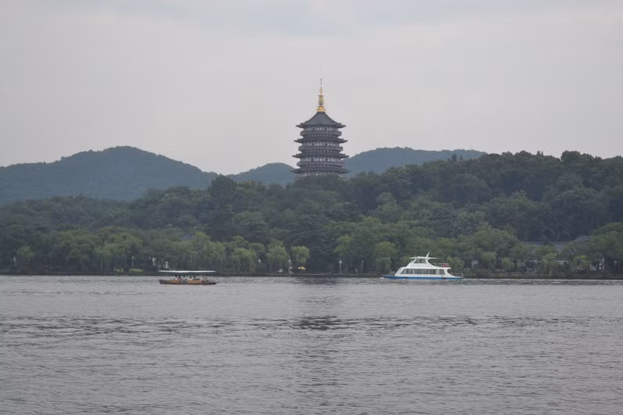 Tháp Lôi phong trên Tây Hồ, Hàng Châu. Ảnh: N.A