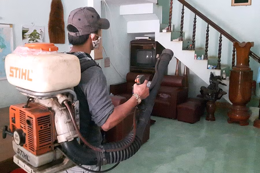  Phun hóa chất để diệt muỗi trong nhà. Ảnh: H.T