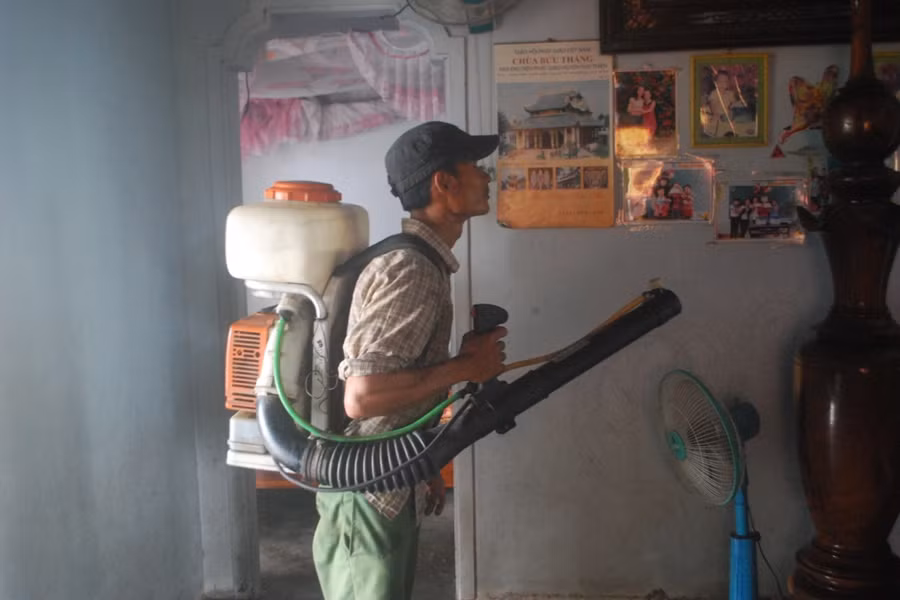 Phun hóa chất diệt muỗi truyền bệnh SXH. Ảnh: N.T