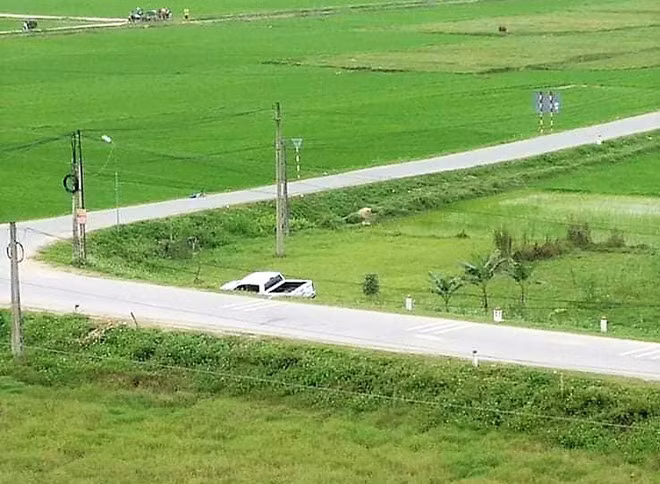  Chiếc xe bán tải của nhóm người nghi mang ma túy lao xuống ruộng. Ảnh: H.T.