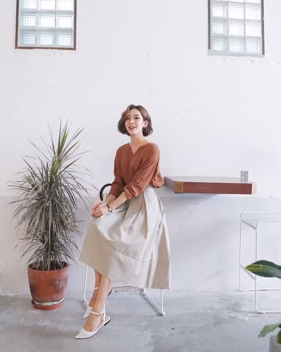 Kết hợp cùng kiểu chân váy thông dụng là các mẫu túi xách tay theo phong cách vintage hay retro. Các kiểu giày mũi nhọn, dáng thanh mảnh cũng là phụ kiện hợp với sytle này.