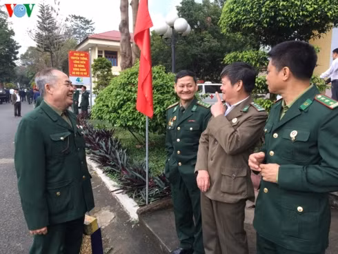 Những người lính chiến đấu ở mặt trận Vị Xuyên năm xưa vui mừng gặp lại đồng đội.