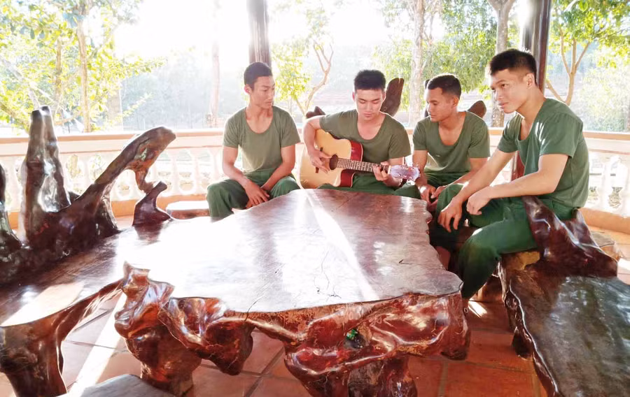 Các chiến sĩ đang say sưa đàn và hát. Ảnh: Phương Dung