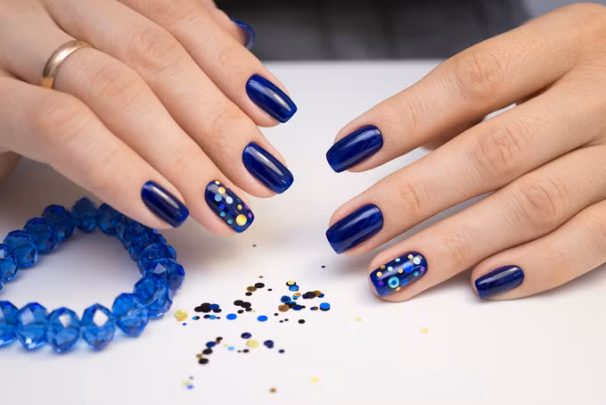 Các gam màu xanh lá cây, xanh lam,.. được cho là màu may mắn của Bảo Bình trong năm 2019. Để bộ móng không quá đơn điệu, bạn có thể tạo điểm nhấn bằng cách rắc nhũ hoặc vẽ thêm các họa tiết kẻ đơn giản, tinh tế. 