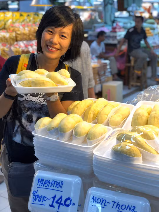 Những miếng sầu riêng được gói khéo léo trong miếng giấy giống như một chiếc thuyền