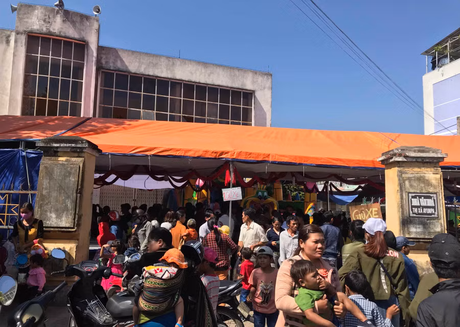 Nhà văn hóa thị xã Ayun Pa thu hút đông du khách những ngày Tết. Ảnh: Đức Phương