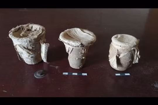  3 chiếc bình gốm chôn cùng cô gái - ảnh: Egyptian Ministry of Antiquities