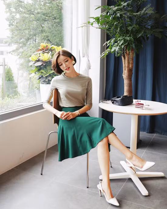  Váy xòe chấm gối có thể mặc cùng các mẫu áo thun, blouse, sơ mi hay áo dệt kim. Chiều dài của váy vừa đủ khoe đôi chân thon nhưng vẫn khiến phái đẹp thanh lịch và tinh tế chốn văn phòng.