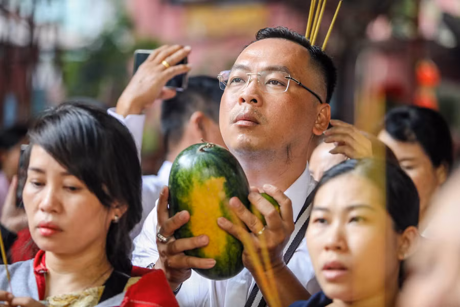 "Đầu năm mới nên tôi đi chùa để cầu cho gia đình và mọi người đều mạnh giỏi, mua may bán đắt", anh Hà Thế Lập (quận Tân Bình) chia sẻ.
