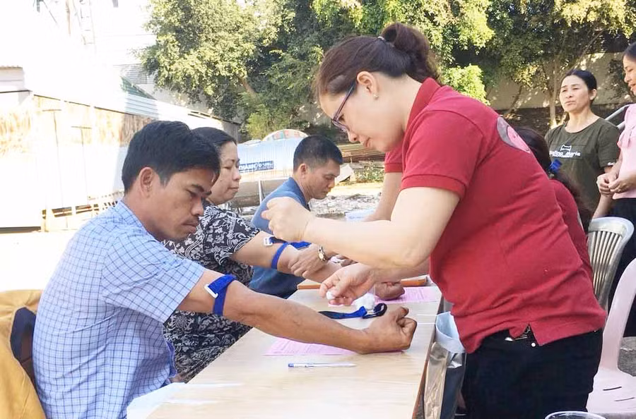 Đông đảo giáo dân tham gia hiến máu tình nguyện. Ản: Hồng Ngọc