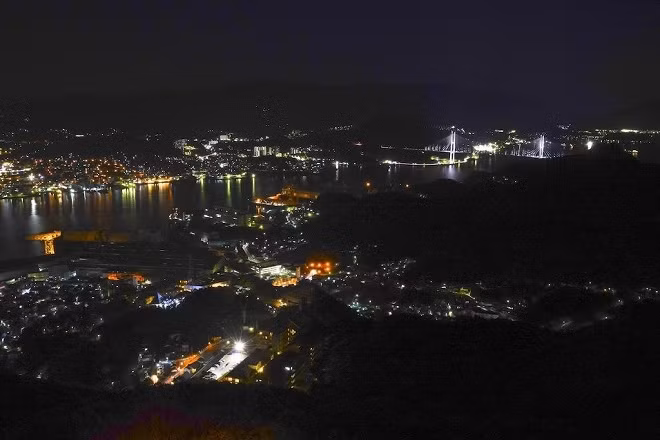  Thành phố Nagasaki cũng là điểm đến nổi tiếng với khung cảnh bình minh, chiều tà hay đêm về của hải cảng Nagasaki. Điểm đặc biệt để ngắm toàn cảnh Nagasaki chính là đài vọng cảnh trên núi Inasa. Du khách có thể đi xe bus hoặc cáp treo để lên điểm ngắm thành phố đẹp nhất này.