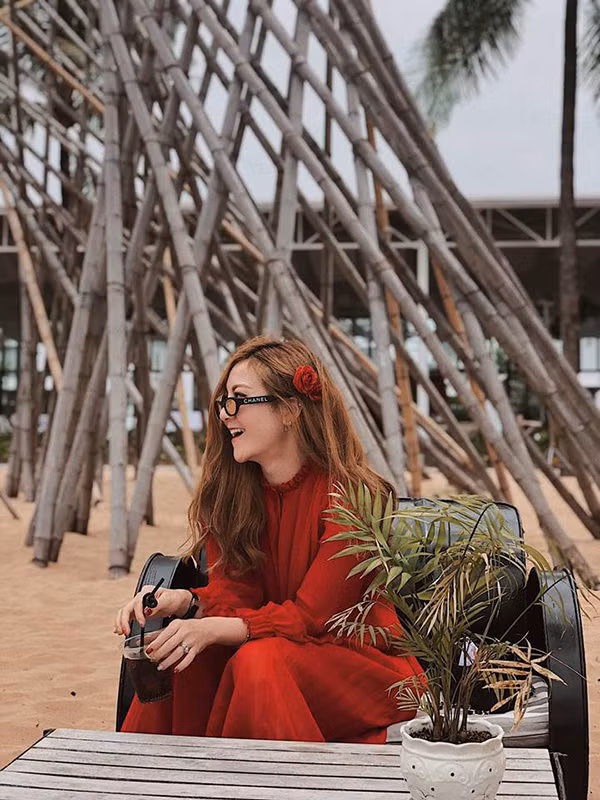 Ngoài sắc trắng thanh nhã, tông đỏ nổi bật cũng là tông màu được nhiều chị em yêu thích. Bởi các mẫu váy màu nóng thường khiến người mặc trở nên bắt mắt trong từng khung hình.