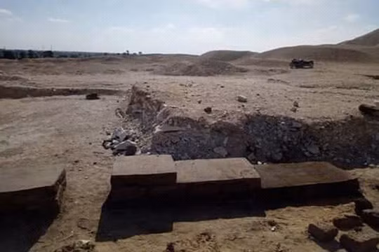Quanh khu vực chôn cất còn dấu vết của các bức tường đã sụp đổ - ảnh: Egyptian Ministry of Antiquities