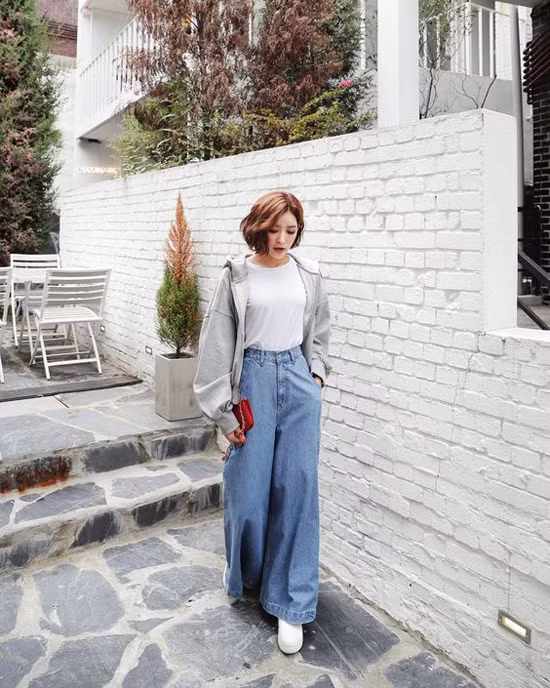 Sơ mi oversize không chỉ được sử dụng như các mẫu váy dáng suông mà còn mang tới nhiều cách phối đồ bắt mắt.