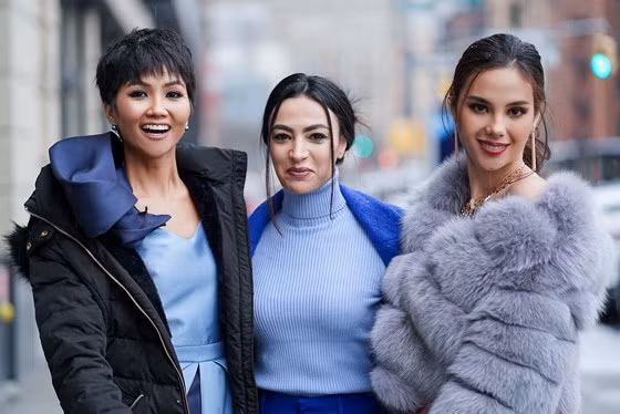  Lần này, Top 5 Miss Universe cũng có dịp hội ngộ với nữ giám khảo Miss Universe 2018 Iman Oubou. Iman Oubou đã dành lời khen cho dự án dẫn nước về buôn làng của H'Hen Niê