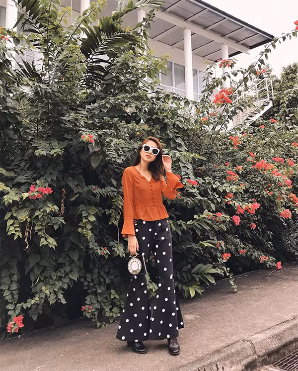 Chút phá cách và điệu đà cùng trang phục áo tay loe đi cùng quần ống loe hoạ tiết chấm bi.