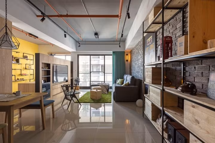Các loại đèn khác bố trí dọc theo đường ống nước treo ở trần nhà Các loại đèn khác bố trí dọc theo đường ống nước treo ở trần nhà