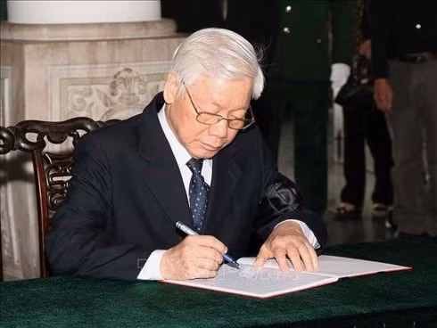 Tổng Bí thư, Chủ tịch nước Nguyễn Phú Trọng viết sổ tang. 