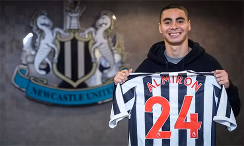  Almiron ra mắt trong màu áo Newcastle hôm 31/1. 