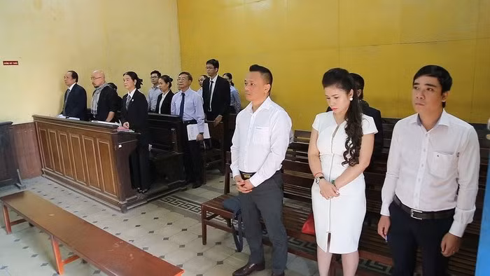  Phiên tòa ngày 29/1 cả hai vợ chồng 'vua cà phê' Trung Nguyên không nhìn nhau dù họ ngồi cùng hàng ghế đầu tiên. Ảnh: Tân Châu