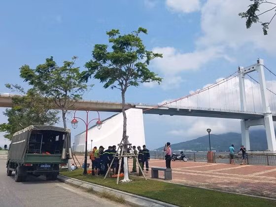 Cơ quan Cảnh sát điều tra đưa nghi can đến thực nghiệm hiện trường, phục vụ công tác điều tra Cơ quan Cảnh sát điều tra đưa nghi can đến thực nghiệm hiện trường, phục vụ công tác điều tra