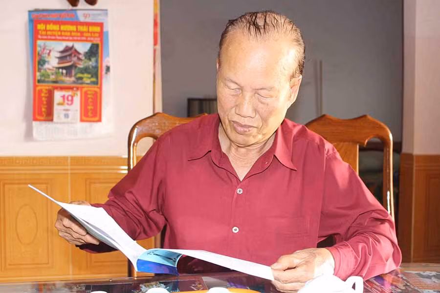 Ở tuổi 75, ông Phạm Minh Cử vẫn nhiệt tâm với công tác khuyến học của hội đồng hương Hải Dương tại Đak Đoa. Ảnh: N.G