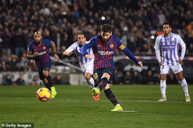  Messi có 2 lần thực hiện penalty nhưng chỉ thành công 1.