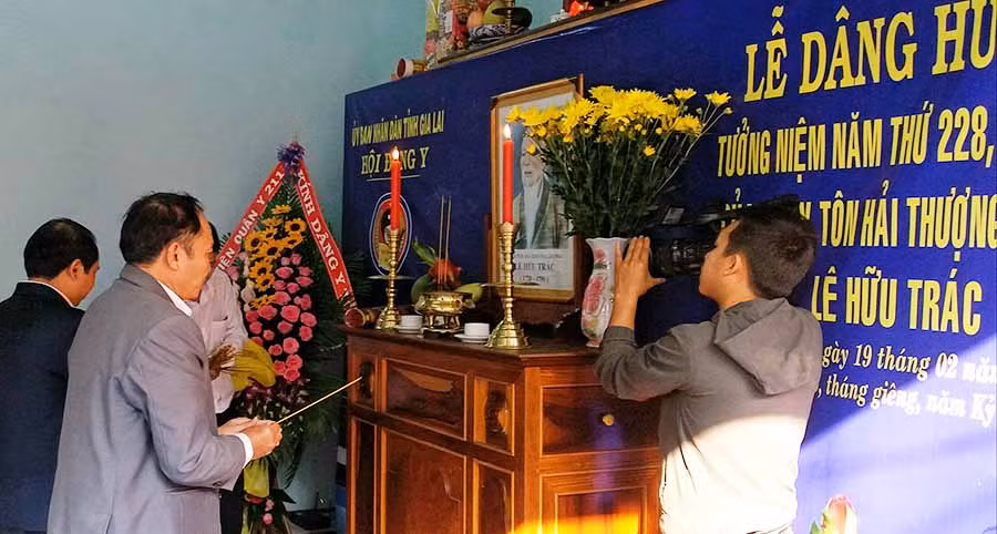 Các hội viên dâng hương tưởng niệm đại danh y Hải Thượng Lãn Ông-Lê Hữu Trác. Ảnh: N.N